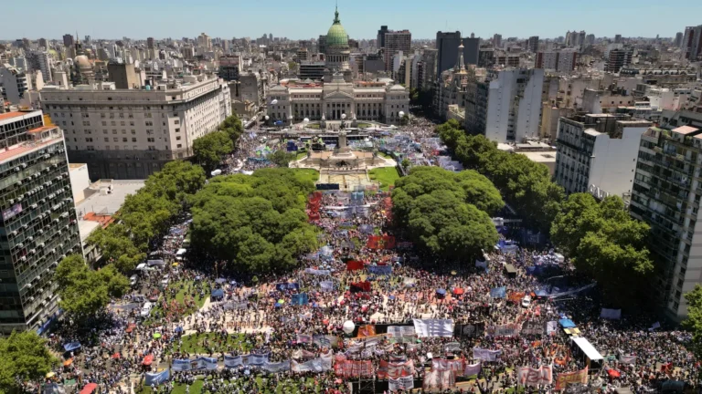 Kabar Dunia Serikat pekerja di Argentina mengadakan pemogokan umum menentang kebijakan penghematan pemimpin baru Milei