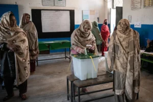 Pemilihan Umum : Tempat pemungutan suara ditutup di seluruh Pakistan setelah jutaan suara dalam pemilu terperosok dalam kontroversi 