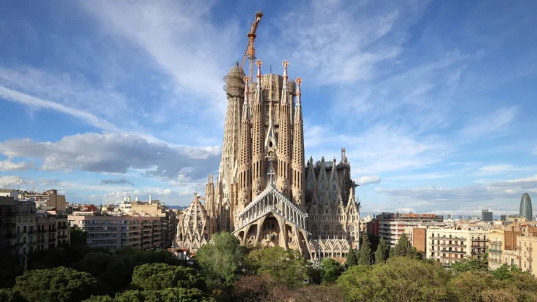 Wisata Sagrada Familia yang terkenal di Barcelona