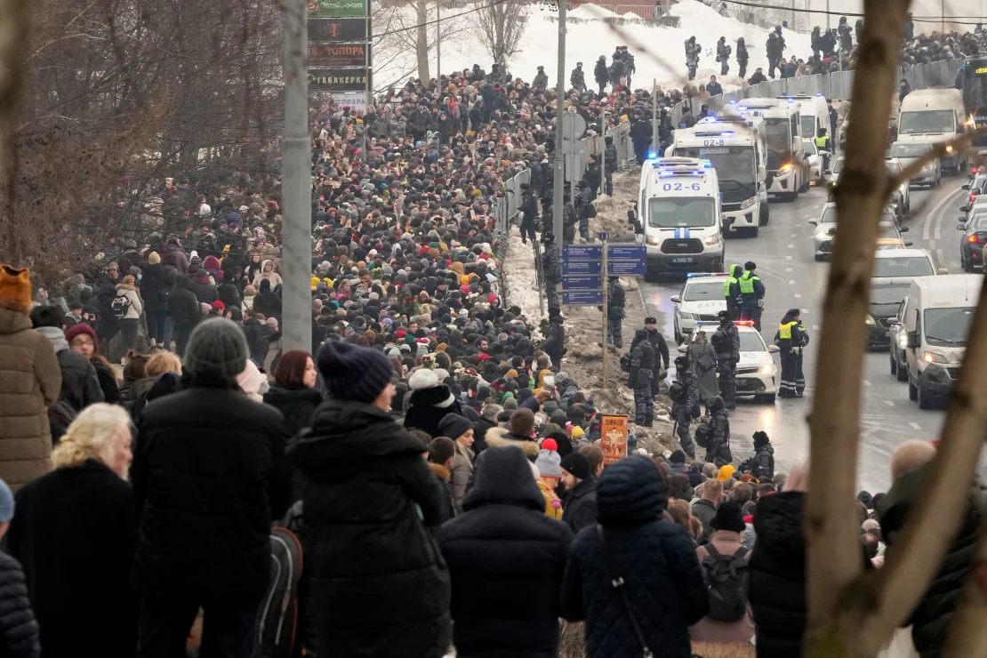Acara Pemakaman Ribuan orang berkumpul untuk Navalny di Moskow meski ada ancaman penangkapan