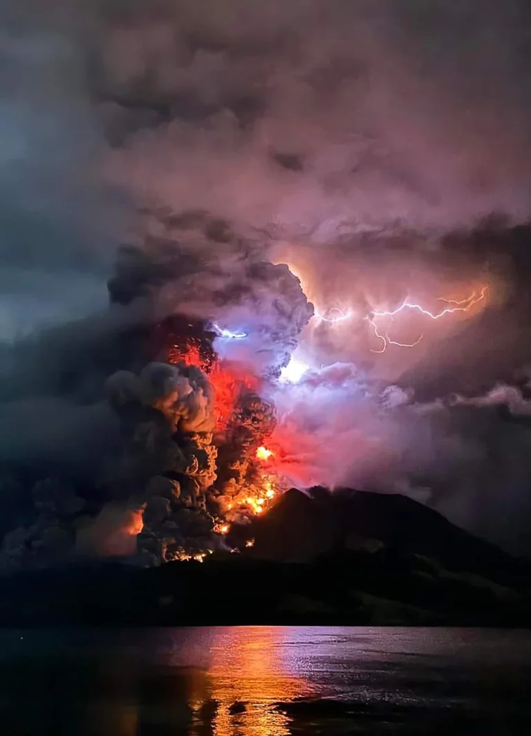 Gunung berapi yang kuat sedang meletus