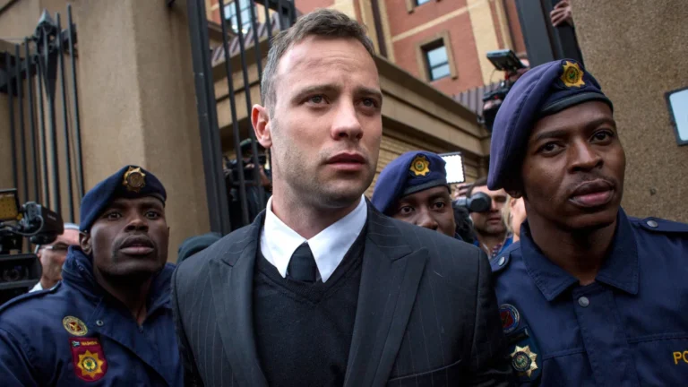 Dengan pembebasan bersyarat Oscar Pistorius setelah menjalani hukuman
