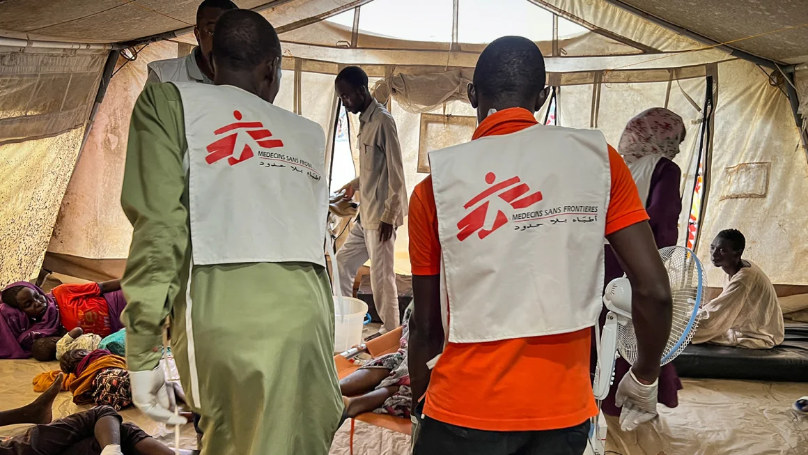 Petugas medis larikan diri ketika pemberontak menyerang dan menutup rumah sakit utama di Darfur Utara