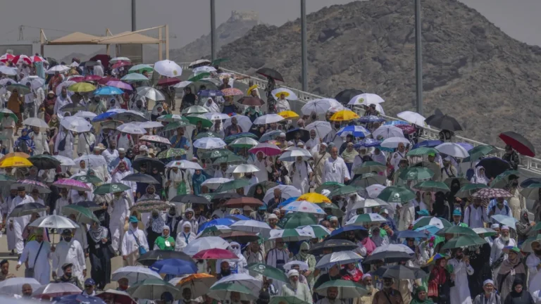 Puluhan jemaah haji tewas saat suhu Mekkah mencapai 120 Fahrenheit