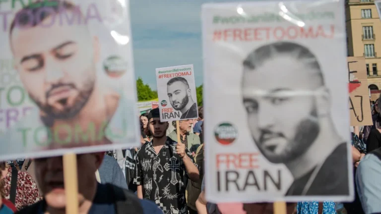 Rapper pembangkang Iran Toomaj telah membatalkan hukuman mati