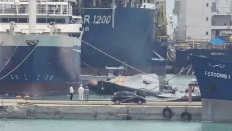 Kapal perang Iran yang terguling di pelabuhan, mungkin tidak dapat beraksi selama enam bulan