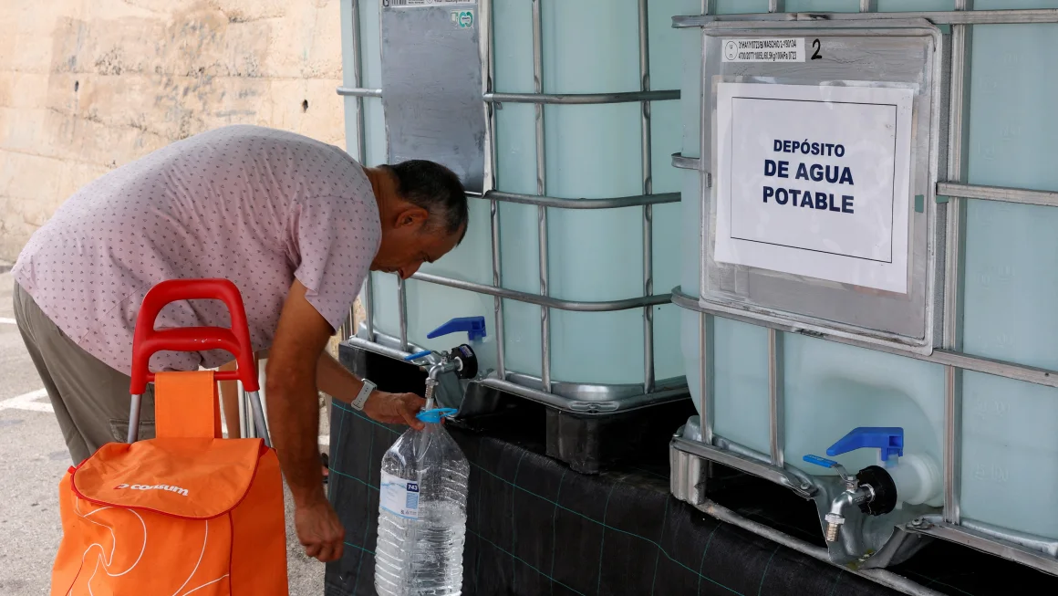 Air keran di beberapa tempat wisata yang dilanda kekeringan ini kini terlalu asin untuk diminum