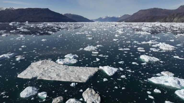 Tanah longsor memicu mega-tsunami setinggi 650 kaki di Greenland.