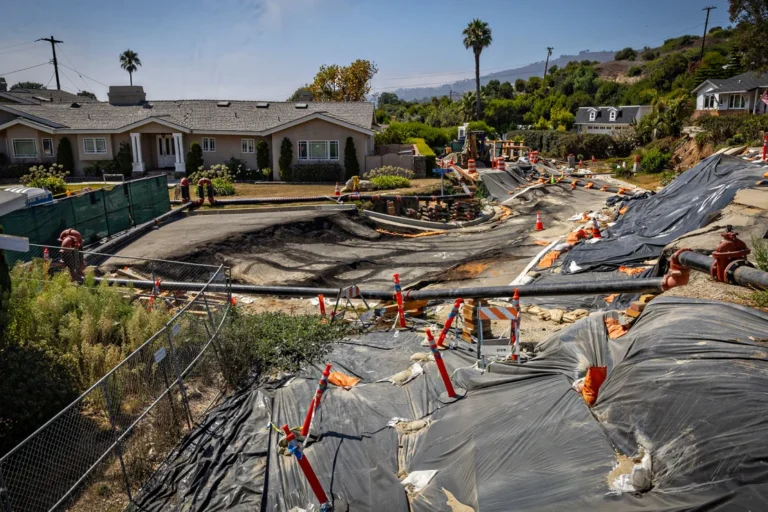 Tanah longsor menghancurkan rumah-rumah bernilai jutaan dolar di California